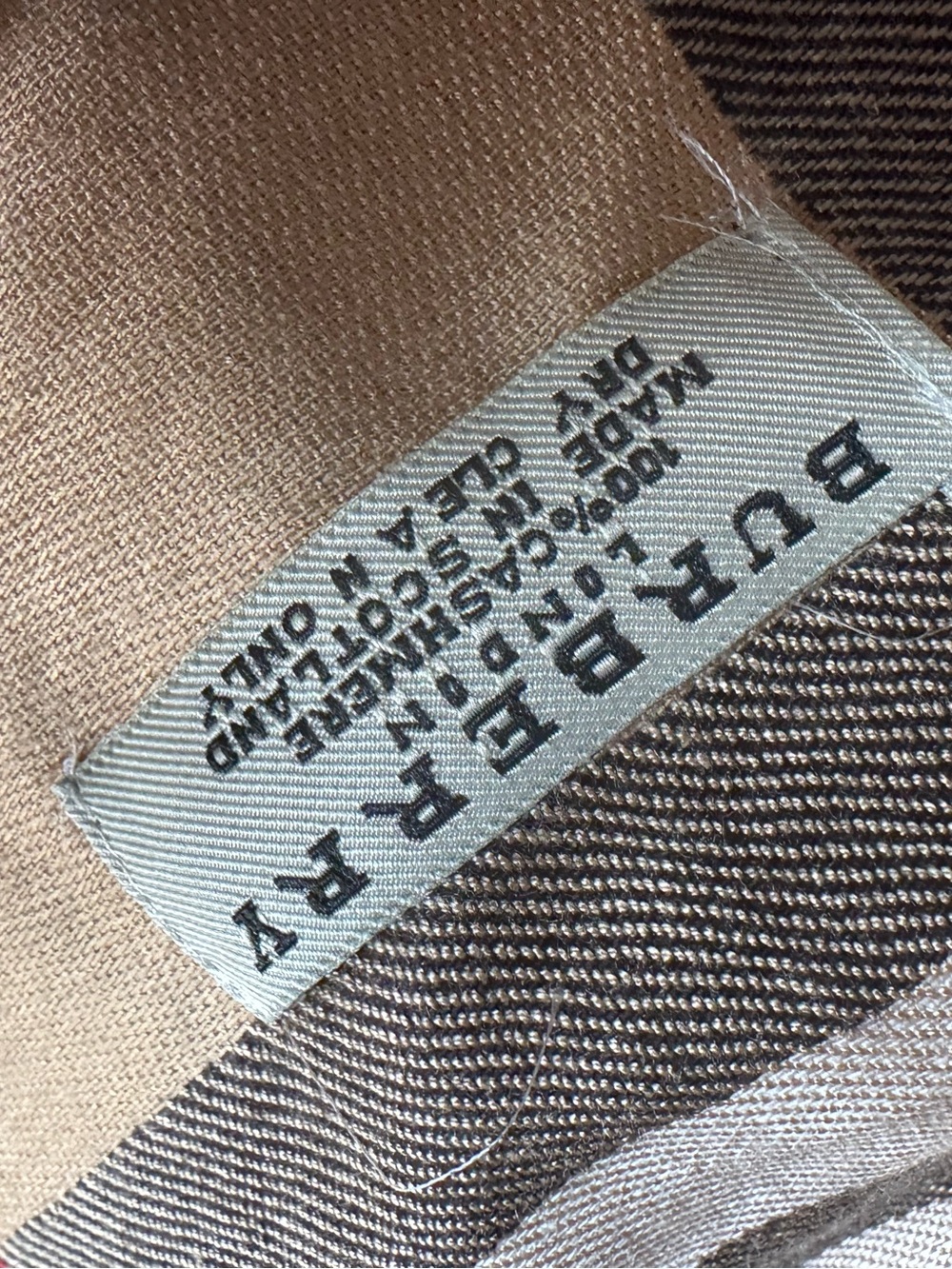 Burberry Large Cashmere Scarf NWOT’s 100% Cashmere - Picture 3 of 7